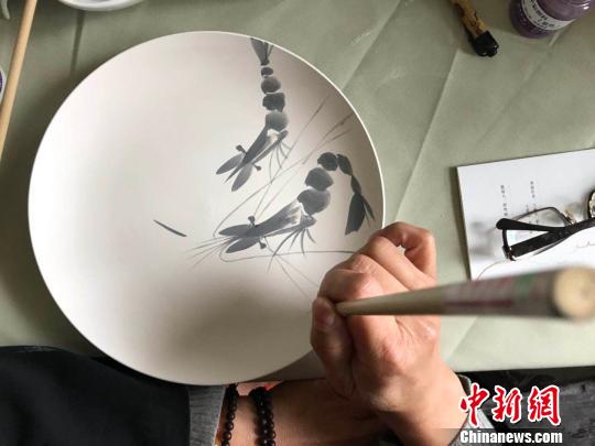 画家张小林潜心研究画虾，落笔处惟妙惟肖?！『?摄