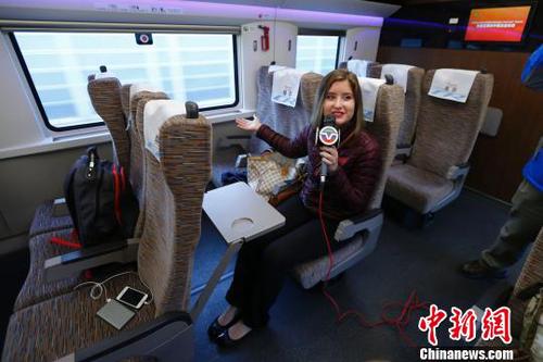 中外记者乘“复兴号”前往天津“一日游”