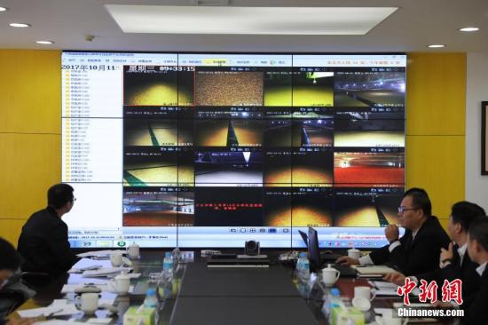 为守住管好“大国粮仓”，中国储备粮管理总公司积极探索科技创新，如今拥有了国内覆盖面最广、规模最大的粮食储运网络，粮库智能化平台逐步成为中储粮“金字招牌”中含金量最高的管理手段。中储粮辽宁分公司目前有19家直属库、22家分库已完成智能化粮库建设，实现从收购、入库、储存、出库全流程的智能化痕迹管控，实现了科学储粮、绿色储粮、智能储粮。图为中储粮辽宁分公司智能化管理平台（10月11日摄）。<a target='_blank' href='http://www.chinanews.com/'>中新社</a>记者 沈殿成 摄