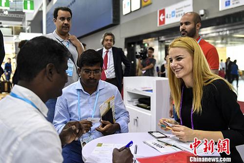 10月15日，厨卫品牌参展商为采购商介绍产品性能。在第122届中国进出口商品交易会上，来自33个国家和地区的620家企业在进口展区内展示产品，其中来自17个“一带一路”沿线国家和地区的341家企业参展，展位数583个。 <a target='_blank' href='http://www.chinanews.com/'>中新社</a>记者 陈骥旻 摄