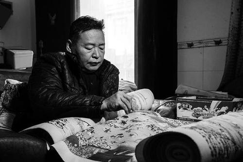 残疾男子绣22米清明上河图 坚持3年已完成大半