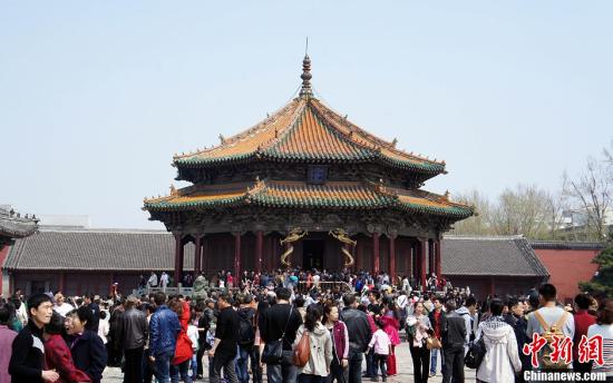 资料图:沈阳故宫里游人如织。<a target='_blank' href='http://www.chinanews.com/'>中新社</a>发 于海洋 摄 点击进入下一页