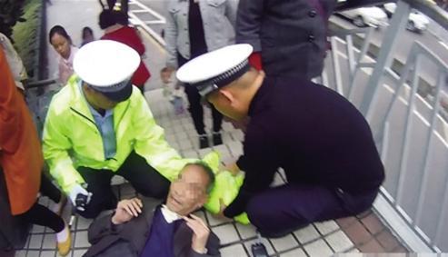 民警折叠雨衣给老人当枕头 渝中警方供图 点击进入下一页