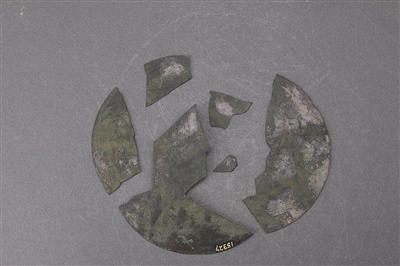 汉 连弧纹铜镜 上图为修复前后对比图。