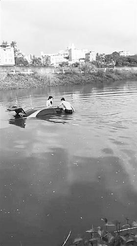 女子边开车边看手机导航 连人带车冲进河里