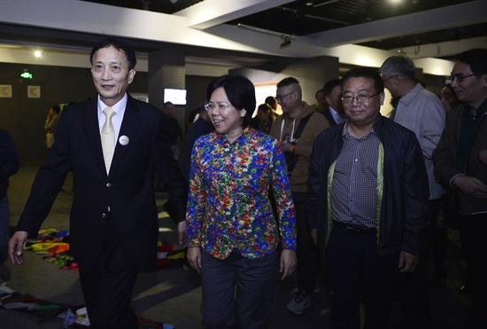 著名陶瓷艺术家龚循明陪同景德镇市人民政府市长梅亦参观“景德镇范式”展。（杨勇 摄）