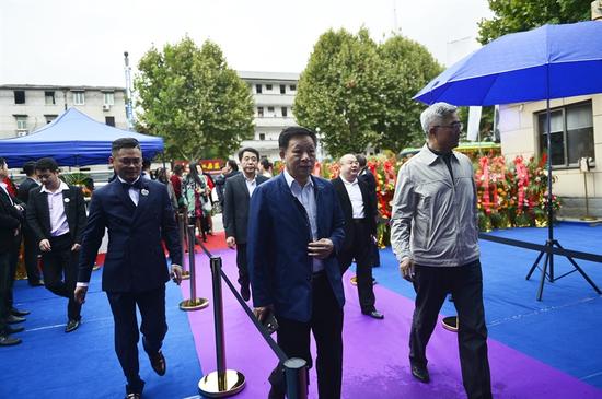 景德镇市政协主席黄康明，中国书法家协会原党组书记赵长青等一行嘉宾入?。ㄑ钣?摄）