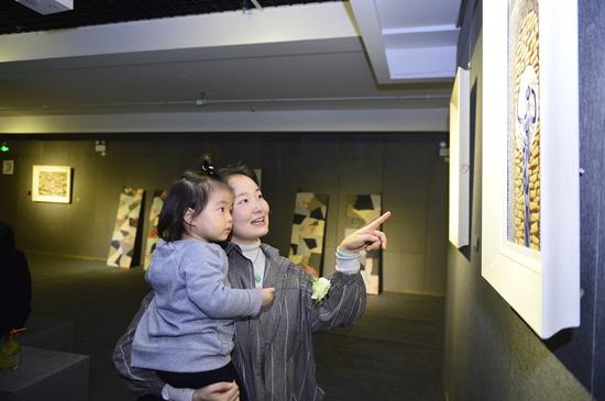 展览现?。ㄑ钣?摄）