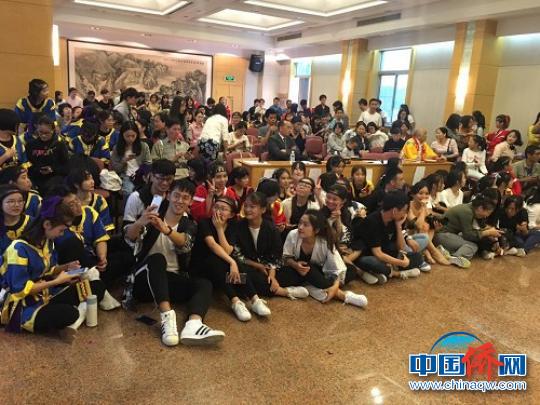 活动促进中日两国青年交流?！』浦?摄