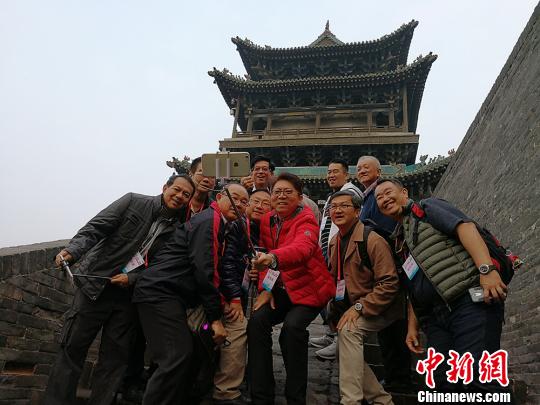 中国侨网海外华校校董在平遥古城合影留念。　杨杰英　摄
