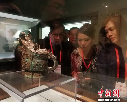海外华校校董在山西博物院参观。　杨杰英 摄