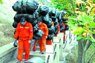 长城上的“好汉”:每天背垃圾超百斤穿鞋必大一号