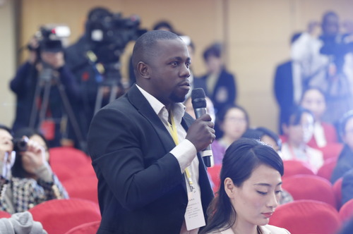 (4)十九大新闻中心举行集体采访活动. (4)十九大新闻中心举行集体采访活动.