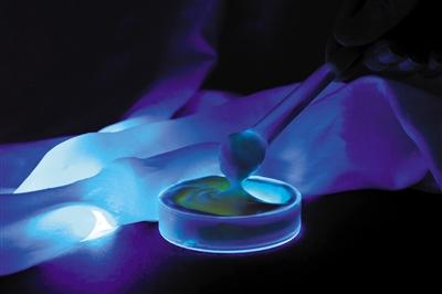 含有荧光增白剂的美白面膜。 新京报记者 王远征 摄