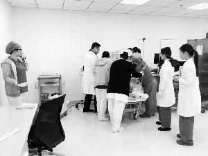 几名护士对窒息患者展开抢救。 北大国际医院供图 点击进入下一页