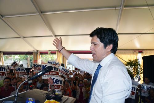 中国侨网德利昂向台下支持者挥手致意，信心十足。（美国《世界日报》/丁曙 摄）