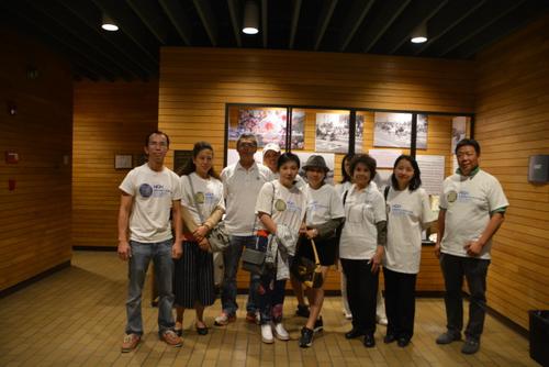 中国侨网华权会的成员现场身穿白色T恤17日集体亮相市议会。（美国《世界日报》/张宏 摄）