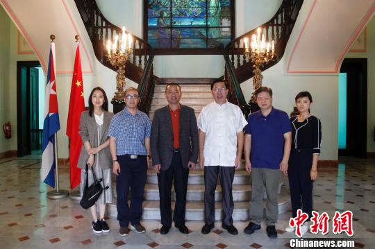 图为中国驻古巴大使陈曦(右三)与夏春平(左三)等<a target='_blank' href='http://www.chinanews.com/'>中新社</a>访问团成员合影。　余瑞冬 摄