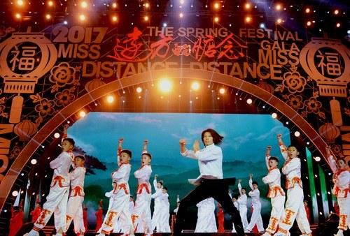 中国侨网资料图：2017华侨华人春节联欢晚会 咏春拳第8代传人郑祖杰和河南塔沟武术学?！渡倌曛泄? style=