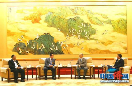 中国侨网17日下午，全国政协港澳台侨委员会副主任赵阳会见菲华各界联合会访问团一行?！》苹峁∩? style=