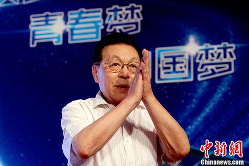 资料图:有“嫦娥之父”之称的欧阳自远 <a target='_blank' href='http://www.chinanews.com/'>中新社</a>记者 张道正 摄 点击进入下一页