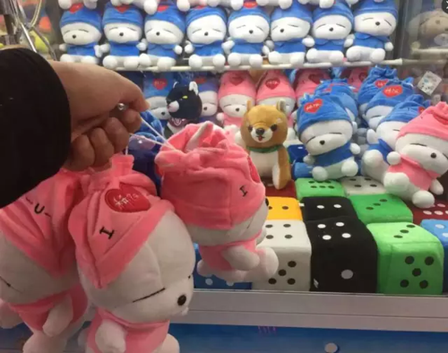 90后男生9个月夹走3000个娃娃 老板们求他别来了