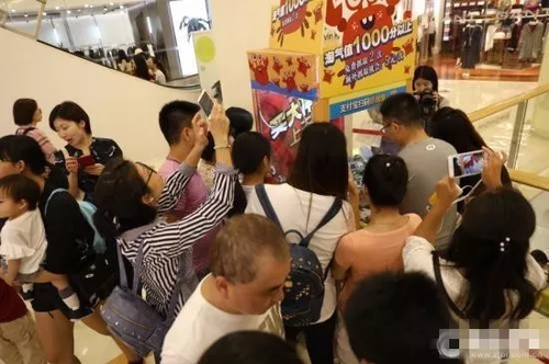 90后男生9个月夹走3000个娃娃 老板们求他别来了