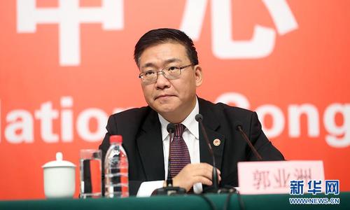 10月21日，十九大新闻中心举办记者招待会，邀请中共中央统战部常务副部长张裔炯、副部长冉万祥，中共中央对外联络部副部长郭业洲介绍党的统一战线工作和党的对外交往情况，并回答记者提问。图为中共中央对外联络部副部长郭业洲。新华网 郝广鹏 摄 图片来源：新华网