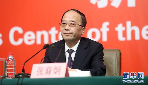 10月21日，十九大新闻中心举办记者招待会，邀请中共中央统战部常务副部长张裔炯、副部长冉万祥，中共中央对外联络部副部长郭业洲介绍党的统一战线工作和党的对外交往情况，并回答记者提问。图为中共中央统战部常务副部长张裔炯。新华网 郝广鹏 摄 图片来源：新华网