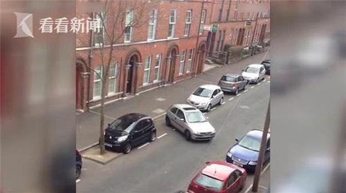 英女子倒车几十分钟未果 围观人群为其加油鼓劲