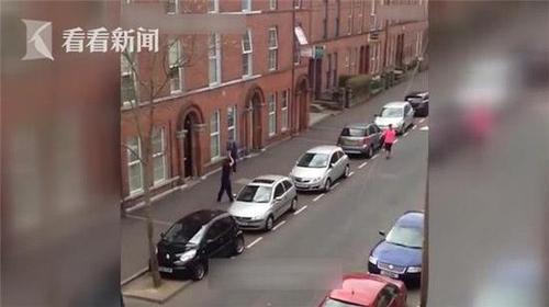 英女子倒车几十分钟未果 围观人群为其加油鼓劲