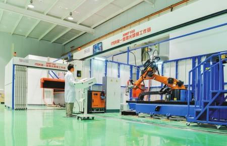 机器人正在焊接“人造太阳”核心部件“第一壁”设备。(受访单位供图) 点击进入下一页