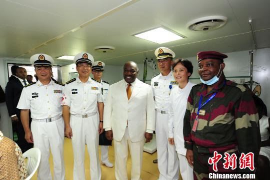 在中国海军和平方舟医院船门诊，加蓬总统邦戈与和平方舟医院船中医专家李伟红(右二)及她的学生、加三军总医院医生阿迪坎德姆博(右一)合影留念?！〗?摄