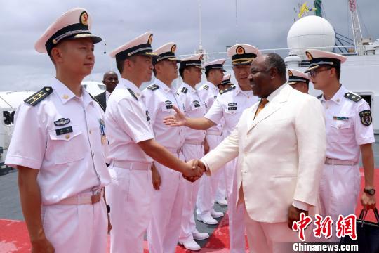 在中国海军和平方舟医院船，加蓬总统邦戈亲切接见了获得加蓬国家荣誉勋章的中国海军官兵。图为邦戈总统与和平方舟医院船船长郭保丰亲切握手?！×跹?摄