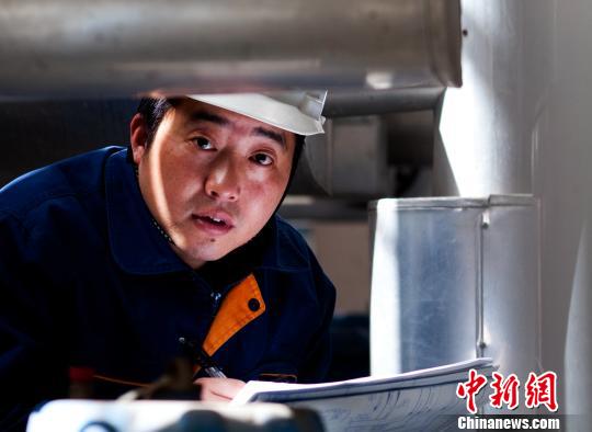 巡逻排查中的吴坚。　蔡正明 摄