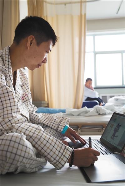 丁一在病床上坚持画漫画，他说有病友因为看到画变得乐观，他就有了继续画的动力。受访者供图