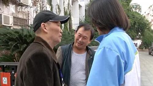 老人跌倒无人理睬 高中女生伸援手:哪怕讹我也要扶