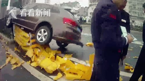 司机开车犯困飞上护栏 眼睛一闭一睁损失约七万