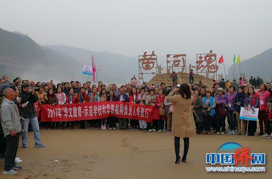 近200位海外华教代表在黄河岸边，听着黄河咆哮的声音合唱了《保卫黄河》，气势磅礴，赢得在场游客的阵阵喝彩?！⊙罱苡?摄