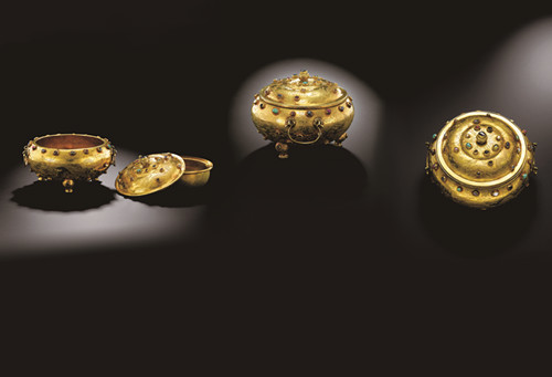 明朝宣德金胎錾“赶珠云龙”纹嵌宝石三足盖炉 明朝宣德金胎錾“赶珠云龙”纹嵌宝石三足盖炉