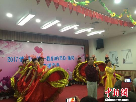 图为老人们表演歌舞?！⊙钅?摄