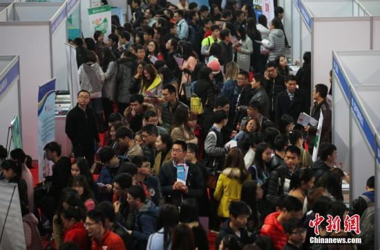 3月17日，由中国农业部对外合作司、国际合作司主办的“农业对外合作‘猎英行动计划’”招聘活动在南京农业大学举办，各地近百家与农业相关的单位提供3600余个工作岗位招揽人才，吸引了众多应届毕业生前来咨询洽谈。 <a target='_blank' href='http://www.chinanews.com/'>中新社</a>记者 泱波 摄