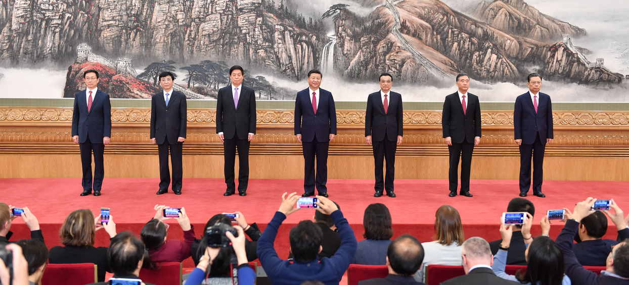 习近平等十九届中共中央政治局常委同中外记者见面