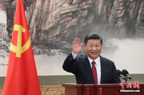 10月25日，刚刚在中共十九届一中全会上当选的中共中央总书记习近平和中央政治局常委李克强、栗战书、汪洋、王沪宁、赵乐际、韩正在北京人民大会堂同采访十九大的中外记者见面。<a target='_blank' href='http://www.chinanews.com/'>中新社</a>记者 盛佳鹏 摄