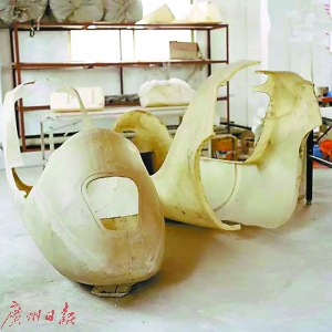 赵斌家院子里放着的飞机残骸 赵斌家院子里放着的飞机残骸