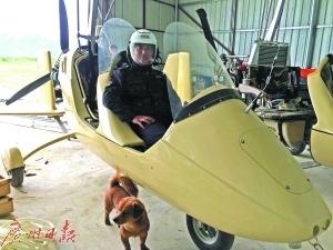 赵斌坐在自己设计的飞机上 赵斌坐在自己设计的飞机上