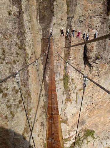 浙江乐清警方一天救19位攀岩客 有人悬空挂几小时