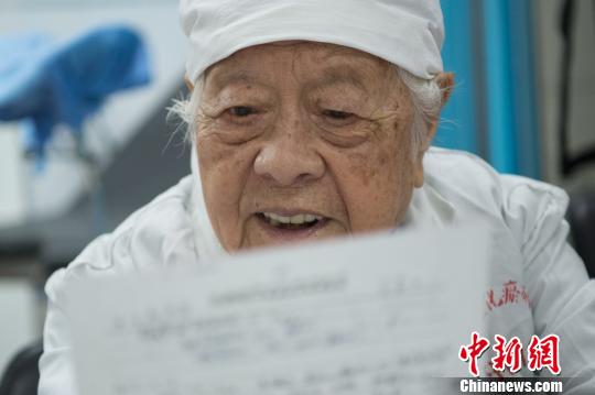 “除了念书，为患者治疗，是我现在也是这辈子唯一会做的，这也是我活着的价值?！庇谠冂芾先怂?，要干到不能干为止?！∥淇〗?摄