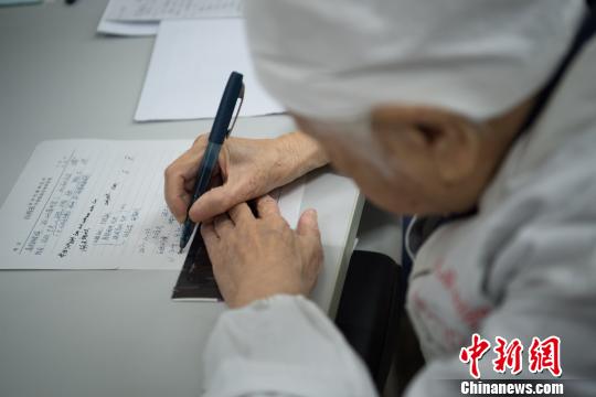 “于老眼睛不太好，用尺子比着不至于写歪。”王利花向记者解释?！∥淇〗?摄