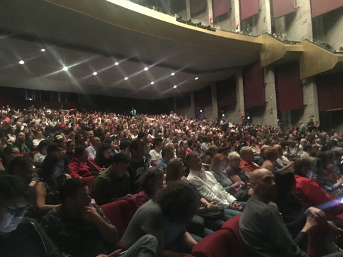 演出现场。